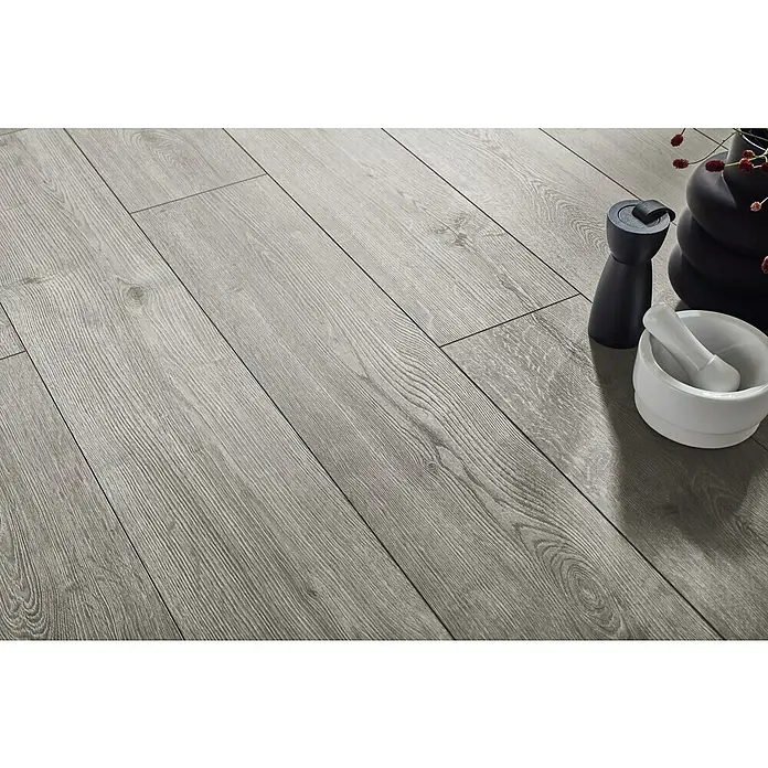 LOGOCLIC Aquaprotect Smart Silent Laminat - Calais Oak, Landhausdiele, 1.288 x 195 x 7 mm - Graue Holzbodenbeläge mit dekorativen Elementen. Die Oberfläche ist strukturiert und sorgt für eine natürliche Optik im Raum.