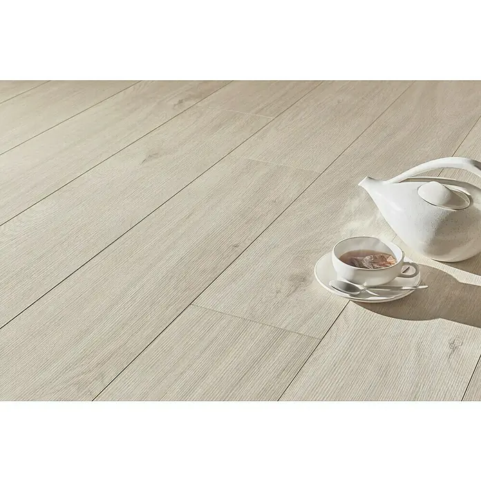 LOGOCLIC Aquaprotect Laminat - Nature Oak, Landhausdiele, 1.288 x 195 x 8 mm - Helles Laminat mit einer Teekanne und einer Tasse Tee, die ein gemütliches und entspannendes Ambiente schaffen.
