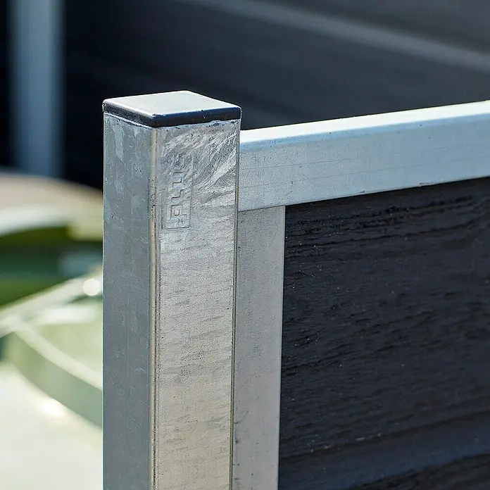 Plus Mülltonnenverkleidung Artura - Holz, Schiefergrau - Nahaufnahme eines silberfarbenen Zaunpfostens mit schwarzer Kappe und einem angrenzenden schwarzen Zaunelement. Metallstruktur, schlichtes Design.