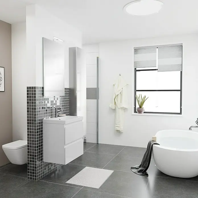 Camargue Espacio Badmöbel-Set i143 - 100 cm, Gama weiß glänzend - Helles Badezimmer mit weißer Badewanne, Waschbeckenunterschrank mit Schubladen und Spiegel mit stilvollen Armaturen.