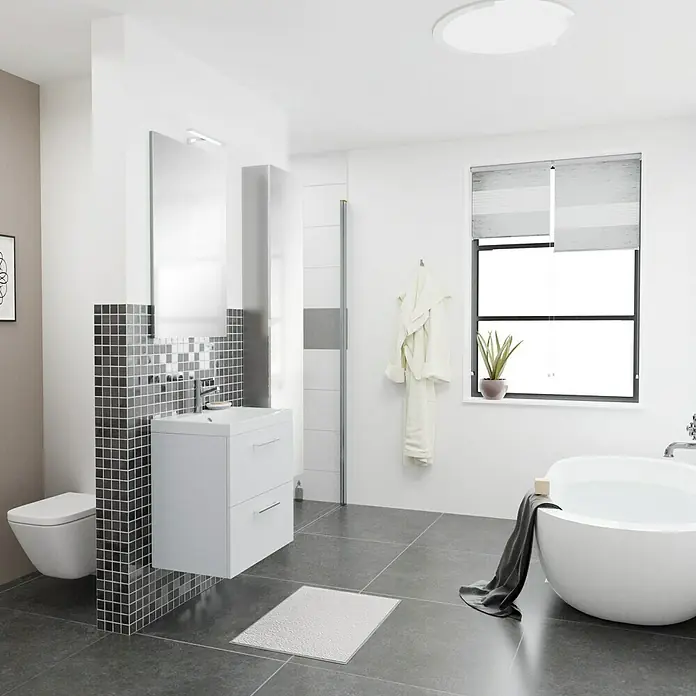 Camargue Espacio Badmöbel-Set i141 - 100 cm, Mira - Badezimmer-Szene mit einem eleganten weißen Waschtisch mit Schubladen, einem runden Spiegel und einer freistehenden Badewanne.