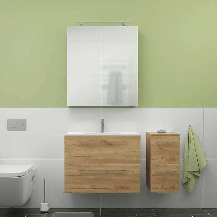 Camargue Espacio Badmöbel-Set J16 - 110 cm, Doce - Ein modernes Badezimmer mit einem hölzernen Waschtischunterschrank, einem Spiegelschrank und einer Toilette. Die Armatur ist silbern.