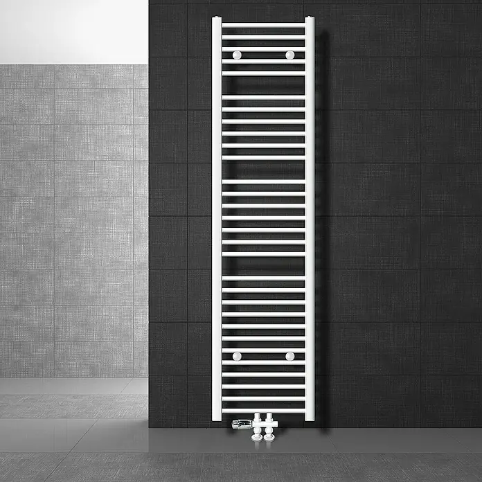LuxeBath Badheizkörper Handtuchwärmer Mittelanschluss gebogen mit Boden Thermostatventil - B x H: 40 x 180 cm, Weiß - Handtuchwärmer in Weiß an einer dunklen Wand. Das moderne Design des Heizkörpers sorgt für warme Handtücher und ein stilvolles Badambiente.