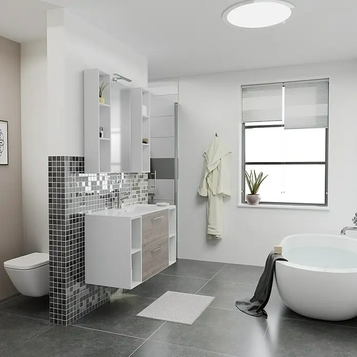 Camargue Espacio Badmöbel-Set i77 - 100 cm, Faro - Elegantes Badezimmer mit stilvollem Waschtischunterschrank und passendem Spiegelschrank, kombiniert mit modernen Fliesen und Badewanne.
