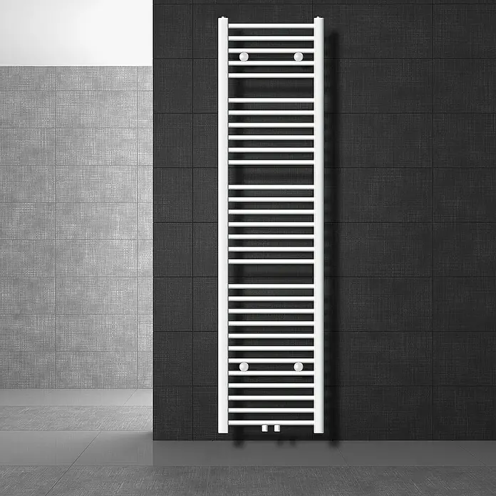 LuxeBath Badheizkörper Design Handtuchheizkörper Handtuchwärmer Mittelanschluss gebogen 580 W - B x H: 40 x 180 cm, Weiß - Ein weißer Handtuchwärmer hängt an einer dunklen Wand im Badezimmer und sorgt für warme Handtücher nach dem Duschen.