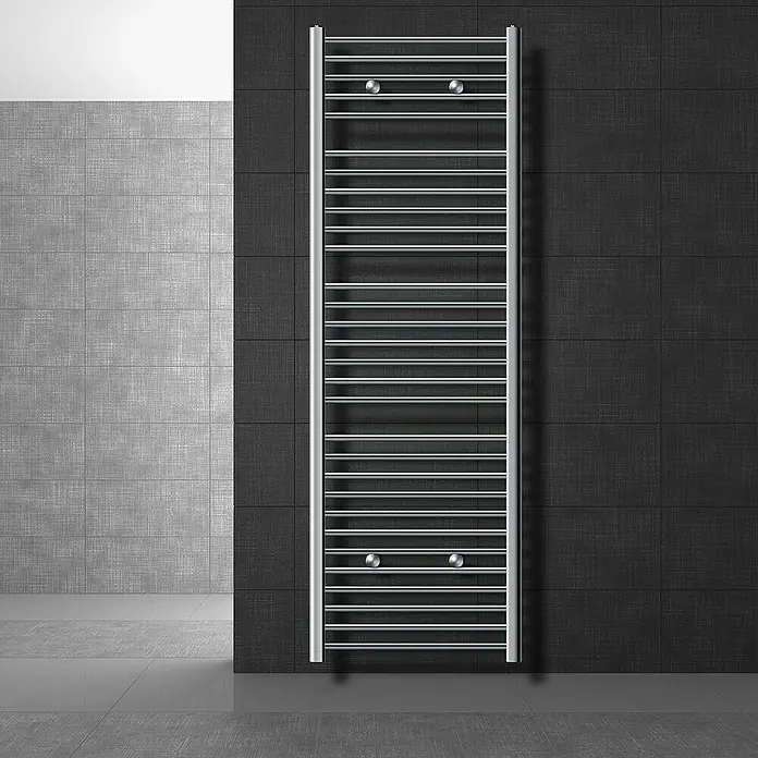 LuxeBath Badheizkörper Design Handtuchheizkörper Handtuchwärmer Seitenanschluss gerade 630 W - B x H: 60 x 180 cm, Chrom - Ein schmaler, silberner Handtuchwärmer hängt an einer dunklen Wand und bietet ausreichend Platz für Handtücher.