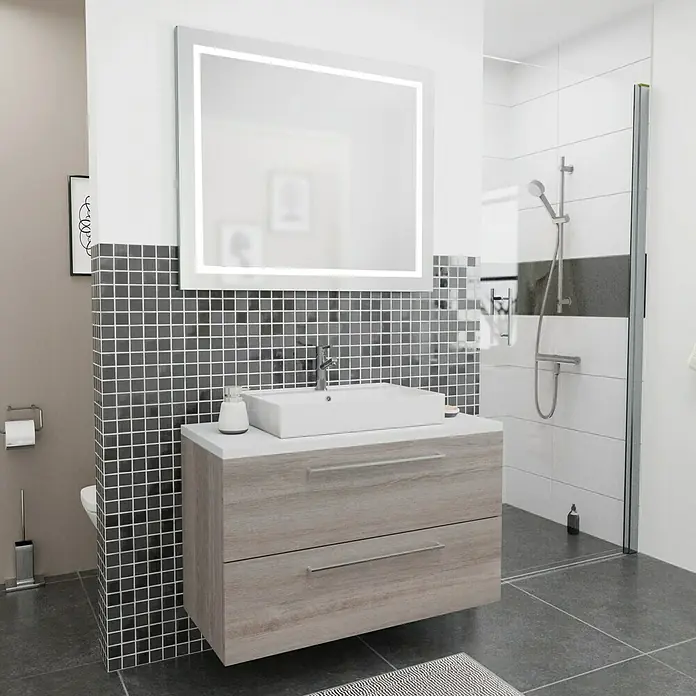 Camargue Espacio Badmöbel-Set i97 - 100 cm, Faro - Badezimmer-Interieur mit einem modernen Waschtisch mit Schubladen und einem rechteckigen Waschbecken, hervorgehoben durch einen beleuchteten Spiegel.