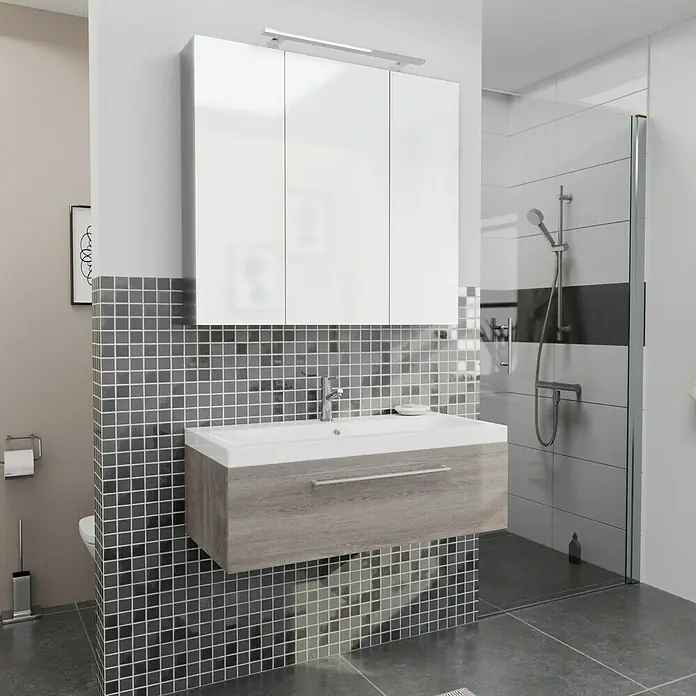 Camargue Espacio Badmöbel-Set i47 - 100 cm, Faro - Badezimmereinrichtung mit einem schwebenden Waschtisch in Holzoptik und einem weißen Spiegelschrank mit drei Türen über dem Waschbecken.