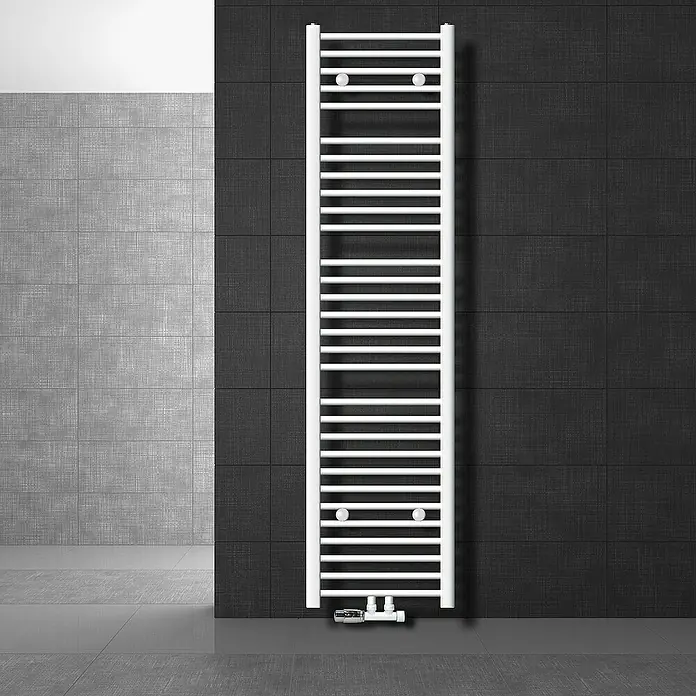 LuxeBath Badheizkörper Mittelanschluss gebogen mit Eckform Thermostatventil Handtuchwärmer - B x H: 40 x 180 cm, Weiß - Modern gestalteter, weißer Handtuchwärmer an einer dunklen Wand. Praktische Badheizung für warme Handtücher.