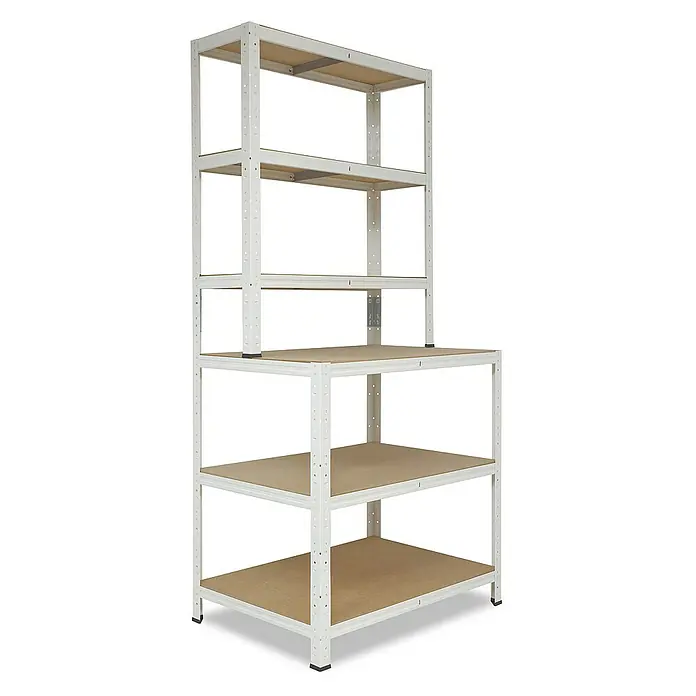shelfplaza Schwerlastregal HOME - H x B x T: 190 x 90 x 60 cm, Traglast pro Boden: 175 kg, Stecken, weiß - Ein weißes Metallregal mit fünf Ebenen und braunen Holzplatten, ideal für Lagerung und Organisation in Werkstatt oder Garage.