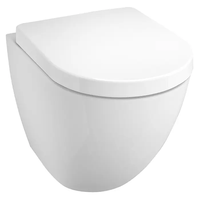 Camargue Wand-WC-Set Plus 50 3.0 - Spülrandlos, WC Abgang: Waagerecht, Weiß - Nahaufnahme einer modernen, weißen Wandtoilette. Das schlichte Design und die glatte Oberfläche unterstreichen die Eleganz dieses Badezimmerelements.