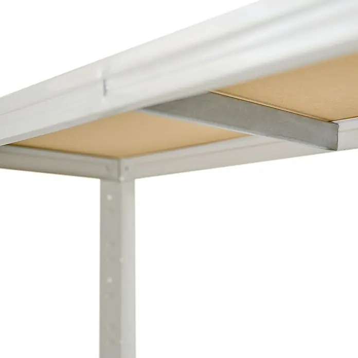 shelfplaza Schwerlastregal HOME - H x B x T: 190 x 90 x 60 cm, Traglast pro Boden: 175 kg, Stecken, weiß - Detailaufnahme eines silbernen Lagerregals mit hellem Holzboden, das Stabilität und Funktionalität vereint.