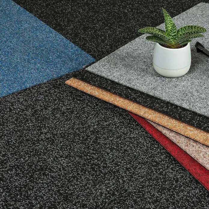 Bricoflor Teppichfliese - Breite: 50 cm, Nadelfilz, Polypropylen, rot - Nahaufnahme von farbigen Teppichfliesen und Stoffmustern mit einer Topfpflanze.