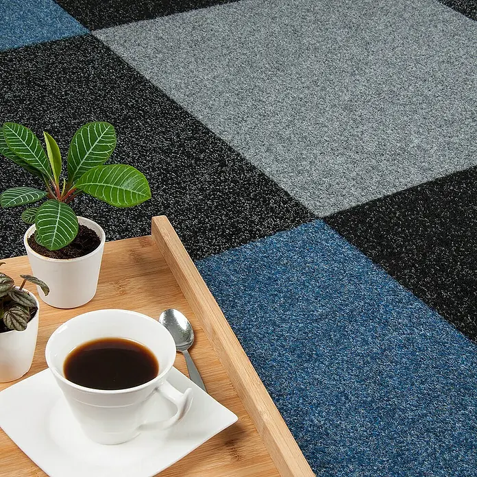 Bricoflor Teppichfliese - Breite: 50 cm, Nadelfilz, Polypropylen, grau - Nahaufnahme des modernen Teppichfliesenmusters mit einer Tasse Kaffee und Pflanzen auf einem Tablett für ein gemütliches Ambiente.