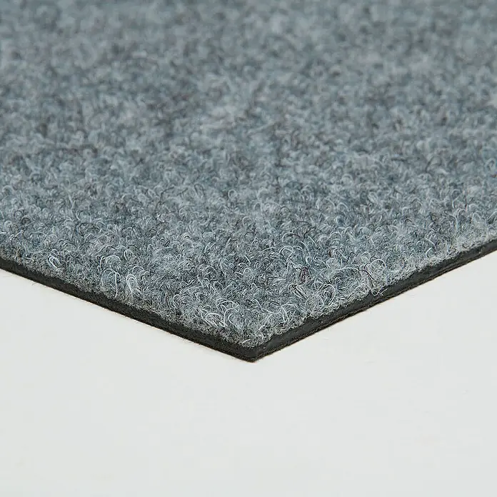 Bricoflor Teppichfliese - Breite: 50 cm, Nadelfilz, Polypropylen, grau - Nahaufnahme einer grauen Teppichfliese mit schwarzer Unterseite, ideal für Büro oder Gewerbe. Strapazierfähig und pflegeleicht.