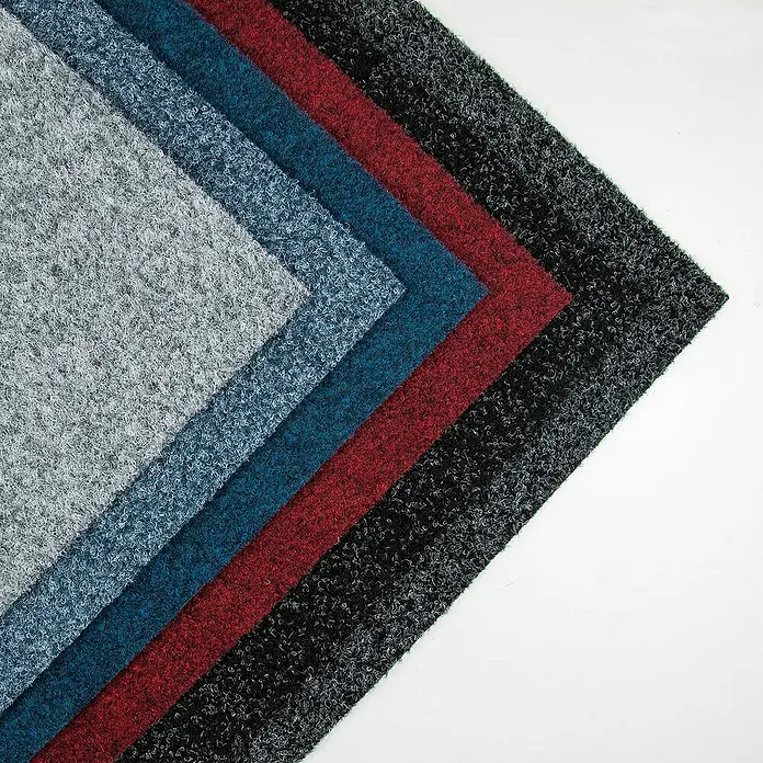Bricoflor Teppichfliese - Breite: 50 cm, Nadelfilz, Polypropylen, rot - Nahaufnahme von mehrfarbigen Schmutzfangmatten in Grau, Blau, Rot und Schwarz, die übereinander liegen und eine interessante Textur erzeugen.