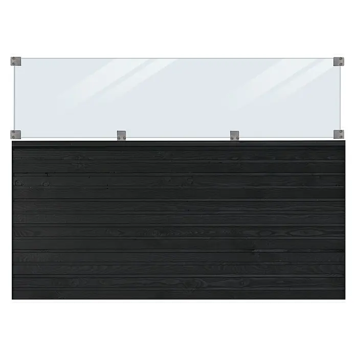 Plus Sichtschutzelement Plank Inkl. Glas - L x B x H: 125 x 174 x 2,5 cm, Schwarz RAL 9005 - Eine Glasbalustrade mit Metallbefestigungen ist vor einer dunklen Holzfassade angebracht und bietet Schutz und modernes Design.