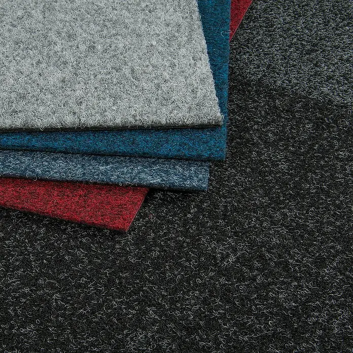 Bricoflor Teppichfliese - Breite: 50 cm, Nadelfilz, Polypropylen, grau - Nahaufnahme von farbigen Teppichfliesen auf einem dunklen Teppich, ideal für die Gestaltung von Bodenbelägen.
