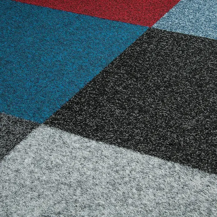 Bricoflor Teppichfliese - Breite: 50 cm, Nadelfilz, Polypropylen, grau - Nahaufnahme eines Teppichs mit geometrischem Muster in Rot, Blau, Grau und Schwarz, der ein modernes Designelement darstellt.
