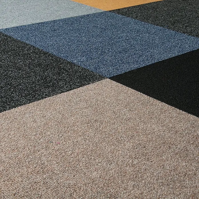 Bricoflor Teppichfliese - Breite: 50 cm, Nadelfilz, Polypropylen, braun - Nahaufnahme von farbigen Teppichfliesen mit geometrischen Formen. Die Teppichfliesen in verschiedenen Farben und Texturen sind ein Hingucker.