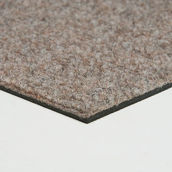 Bricoflor Teppichfliese - Breite: 50 cm, Nadelfilz, Polypropylen, braun - Nahaufnahme einer braunen Teppichmatte mit einer schwarzen Gummirückseite auf weißem Untergrund, ideal für den Innenbereich.