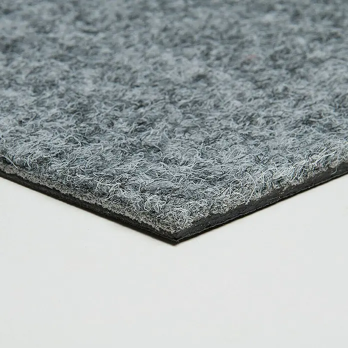 Bricoflor Teppichfliese - Breite: 50 cm, Nadelfilz, Polypropylen, grau - Nahaufnahme einer grauen, rechteckigen Teppichfliese mit kurzem Flor auf hellem Untergrund. Ideal für Büros oder Wohnräume.