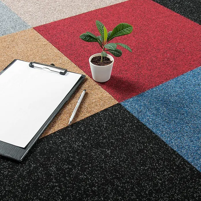 Bricoflor Teppichfliese - Breite: 50 cm, Nadelfilz, Polypropylen, blau - Ein farbenfroher Teppich mit einem Klemmbrett, einem Stift und einer Zimmerpflanze. Ideal für Büro oder Zuhause.