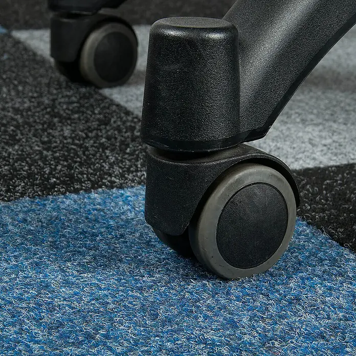 Bricoflor Teppichfliese - Breite: 50 cm, Nadelfilz, Polypropylen, blau - Detailaufnahme eines Bürostuhls auf einem Teppichboden mit blau-schwarzen Karos.