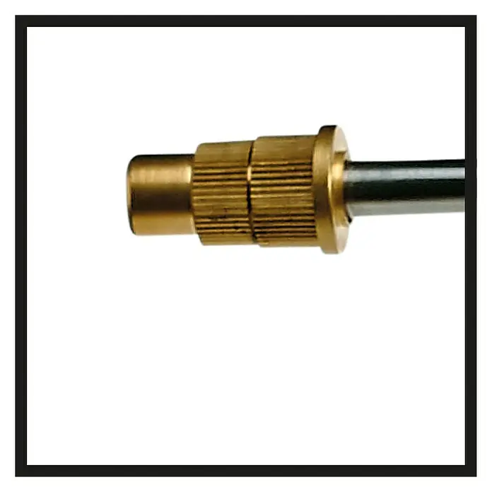 Einhell Power X-Change 18V Akku-Sprühgerät GE-WS 18/35 Li-Solo - 18 V, Anzahl Akkus: Ohne Akku, Betriebsdruck: 2,5 bar - Nahaufnahme einer goldenen Sprühdüse mit gerändelter Oberfläche an einem Stab, ideal für Präzisionsanwendungen.