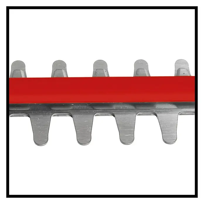 Einhell PXC 18V Cortasetos de batería Arcurra - 18 V, Iones de litio, Sin batería, Longitud de corte: 55 cm - Primer plano de la cuchilla de un cortasetos con acento rojo, prometiendo precisión y rendimiento.