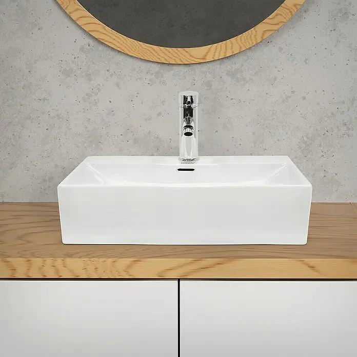 LuxeBath Aufsatzwaschbecken Waschschale Aufsatzwaschtisch Weiß inkl. Ablaufgarnitur mit Überlauf - Ohne Spezialglasur, Weiß - Das Bild zeigt ein modernes Waschbecken mit Armatur, platziert auf einem Holzunterschrank und einer Spiegelreflektion.