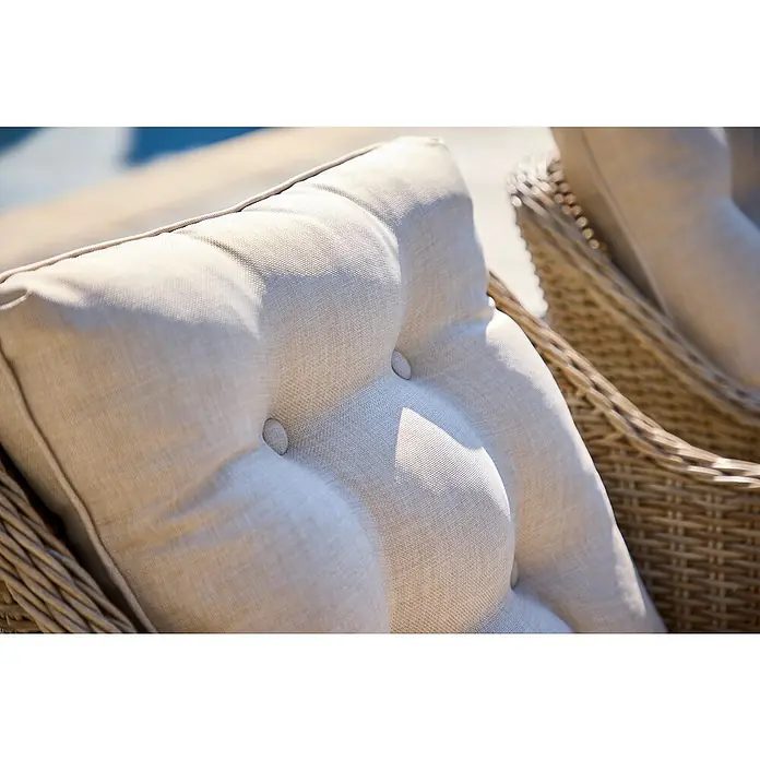 Sunfun Pauline Gartensessel - Polyrattan, Aluminium, Hellbraun, B x T x H: 63 x 70 x 84 cm - Nahaufnahme eines beigen Outdoor-Kissens mit Knopfheftung auf einem Rattansessel. Das Kissen ist weich und lädt zum Entspannen ein.