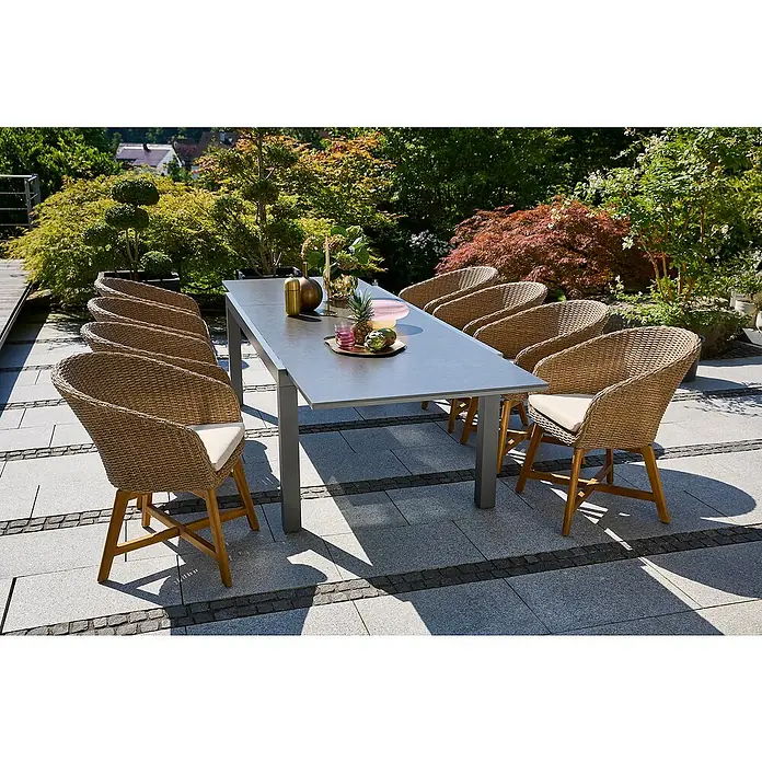 Sunfun Gartenmöbel-Set Maja Stone/Pauline - 9 -tlg., Aluminium, Naturstein, Polyrattan, Akazie - Ein Gartentisch mit stilvollen Rattan-Stühlen, perfekt für Mahlzeiten im Freien. Das Set bietet Komfort und Eleganz für jeden Außenbereich.