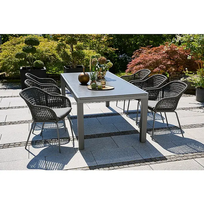 Sunfun Gartenmöbel-Set Maja Stone/Sarah - 7 -tlg., Aluminium, Stahl, Naturstein, Olefin, Night-Grey, Anthrazit - Gartenmöbel-Set mit Esstisch und Stühlen auf einer Terrasse. Die Möbel sind modern und stilvoll gestaltet.