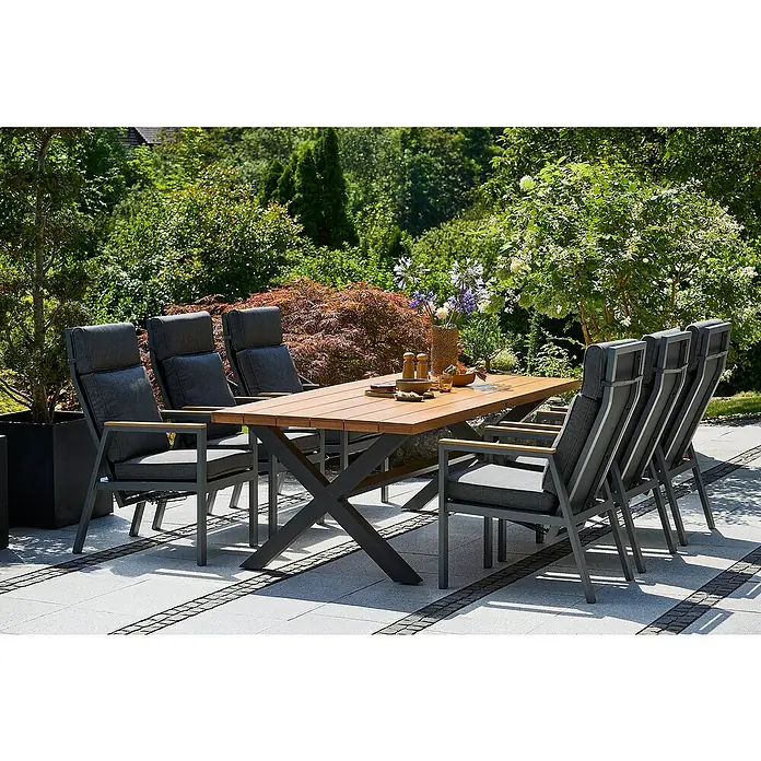 Sunfun Gartenmöbel-Set Maja Deluxe - 7 -tlg., Aluminium, Eschenholz, Textilen, Anthrazit, Braun - Ein Gartentisch-Set mit sechs Stühlen und einem Holztisch mit Stahlbeinen, umgeben von üppigem Grün.