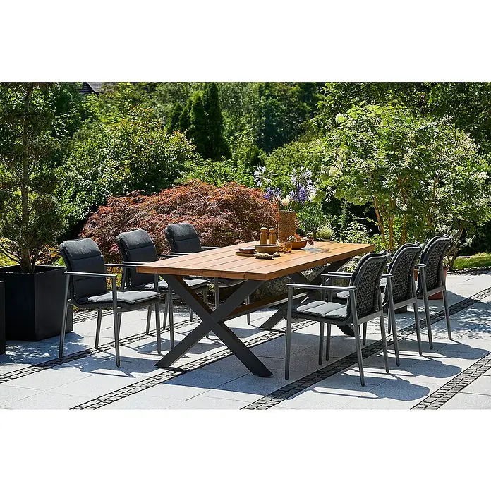 Sunfun Gartentisch - L x B x H: 220 x 100 x 76 cm, Aluminium, Eschenholz, Rechteckig, Braun/Anthrazit - Einladender Esstisch mit Stühlen im Garten. Das Ensemble mit Holzplatte und grauen Stühlen fügt sich harmonisch in die grüne Umgebung ein.