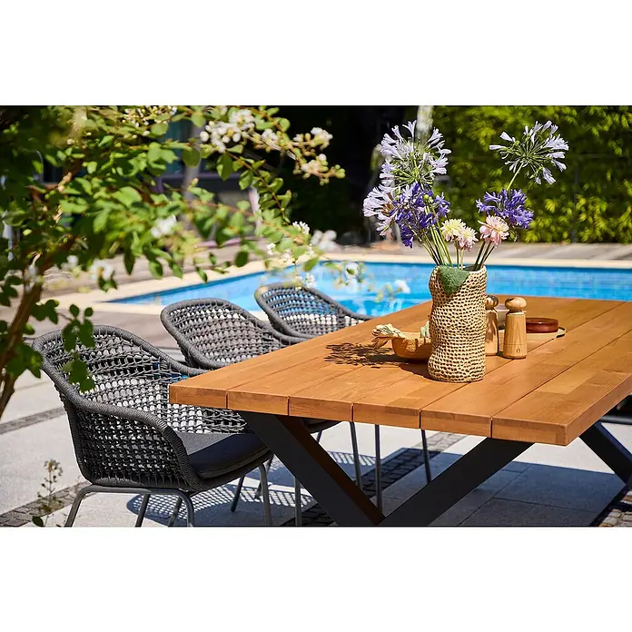 Sunfun Gartentisch - L x B x H: 220 x 100 x 76 cm, Aluminium, Eschenholz, Rechteckig, Braun/Anthrazit - Bild einer eleganten Gartentischgruppe mit Akazienholztisch, Stühlen und dekorativer Blumenvase, die ein stilvolles Ambiente für den Außenbereich schafft.