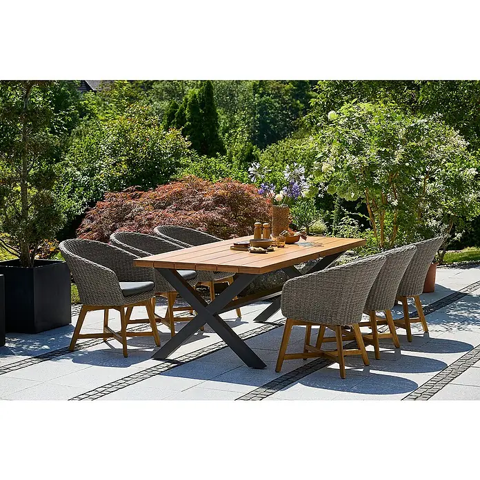 Sunfun Pauline Gartenmöbel-Set I - 7 -tlg., Aluminium, Eschenholz, Akazie, Polyrattan, Anthrazit, Braun - Gartentisch mit sechs Stühlen auf einer Terrasse. Der Tisch ist aus Holz und hat ein schwarzes X-förmiges Gestell.