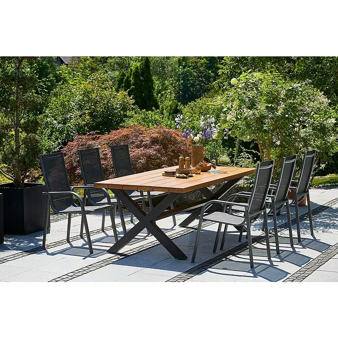 Sunfun Maja Gartenmöbel-Set II - 7 -tlg., Aluminium, Eschenholz, Textilen, Anthrazit, Braun, Gartenstuhl stapelbar - Ein stilvolles Gartenmöbelset mit einem Holztisch und grauen Stühlen, perfekt für Mahlzeiten im Freien.