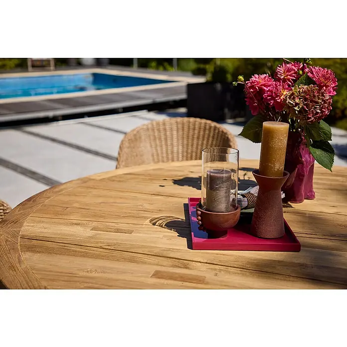 Sunfun Garten-Tischplatte - Durchmesser: 150 cm, Teak, Natur - Kerzen und Blumen auf einem runden Holztisch im Freien, eine stimmungsvolle Dekoration für den Garten.