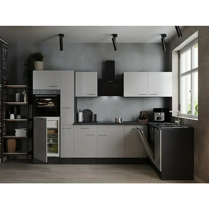 Respekta Olivia Winkelküche - 172 x 310 cm, Weiß, Mit Elektrogeräten - Moderne Küche mit grauen Schränken, schwarzen Akzenten und Geräten. Ein offener Geschirrspüler, ein Kühlschrank und ein Ofen sind vorhanden.