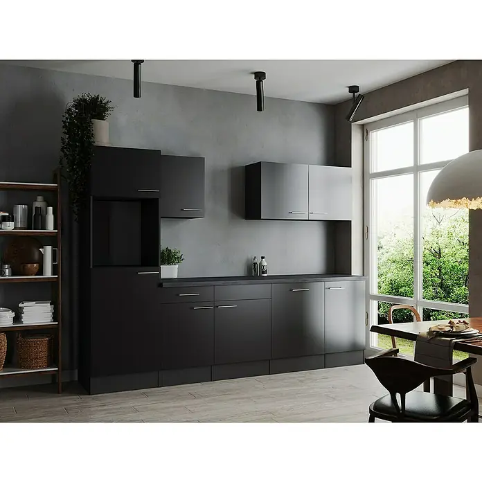 Respekta Olivia Küchenleerblock - Breite: 280 cm, Schwarz, Ohne Elektrogeräte, Silberne Griffe - Kücheninterieur mit dunklen Schränken, Regalen und einem Esstisch in einem modern eingerichteten Raum mit viel Tageslicht.