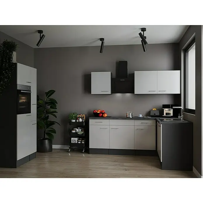 Respekta Olivia Winkelküche - 172 x 310 cm, Weiß, Mit Elektrogeräten - Küchenansicht mit modernen, schlichten grauen und weißen Schränken und Geräten unter dunklen Deckenstrahlern.