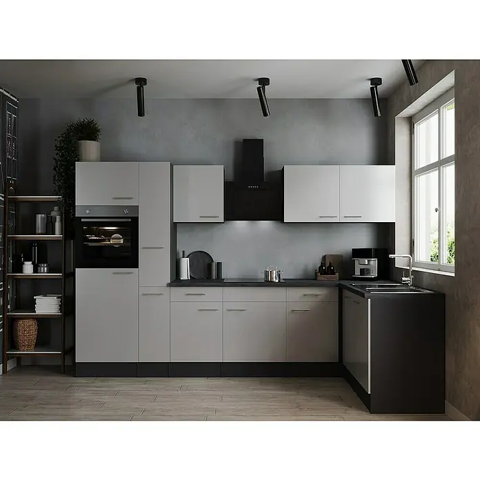 Respekta Olivia Winkelküche - 172 x 310 cm, Weiß, Mit Elektrogeräten - Eine moderne Küche mit hellgrauen Schränken, einer schwarzen Arbeitsplatte und eingebauten Geräten für einen stilvollen Look.