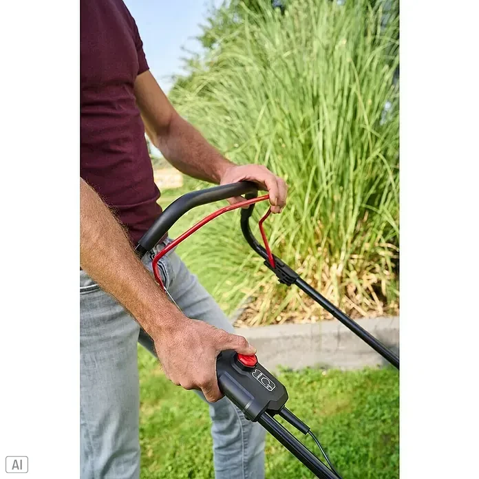 AL-KO 18V/36V Akku-Rasenmäher 43.6 - 18 V - 36 V, 2 Akkus, 5 Ah, Schnittbreite: 43 cm - Eine Person bedient einen Rasenmäher mit roter Starttaste, um den Rasen im Garten zu pflegen.