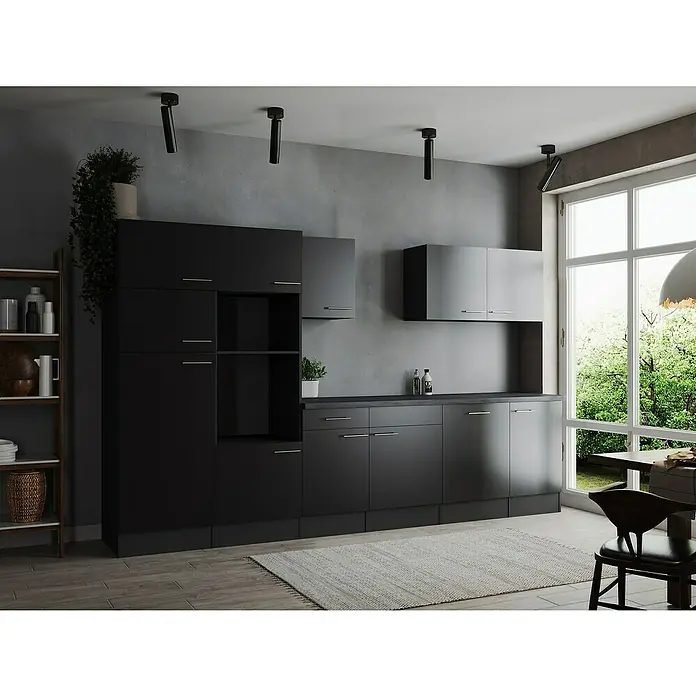 Respekta Olivia Küchenleerblock - Breite: 340 cm, Schwarz, Ohne Elektrogeräte, Silberne Griffe - Moderne Küche mit schwarzen Schränken und Regalen, ergänzt durch eine stilvolle Beleuchtung für ein elegantes Ambiente.
