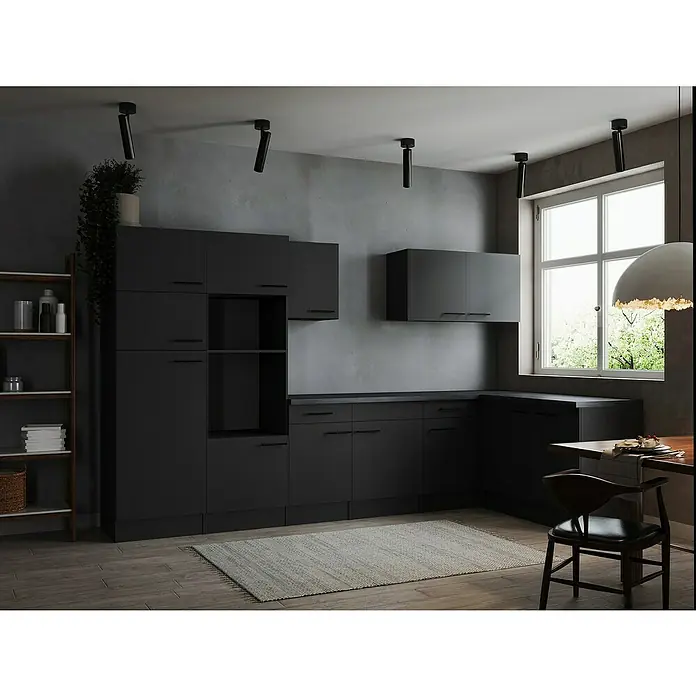 Respekta Olivia Winkelküche - Breite: 340 cm, Grau matt, Ohne Elektrogeräte - Eine moderne, dunkle Küche mit schwarzen Schränken, Arbeitsflächen und einem offenen Regal bietet stilvollen Stauraum und minimalistisches Design.