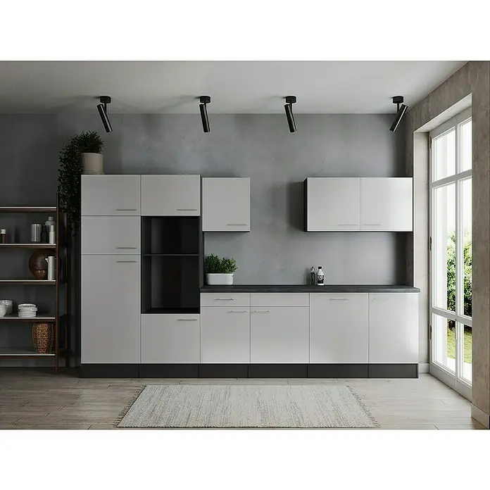 Respekta Olivia Küchenleerblock - Breite: 340 cm, Weiß, Ohne Elektrogeräte, Silberne Griffe - Moderne Küche mit klaren Linien und hellen Fronten. Die schlichte Eleganz der Möbel harmoniert perfekt mit dem dunklen Boden.
