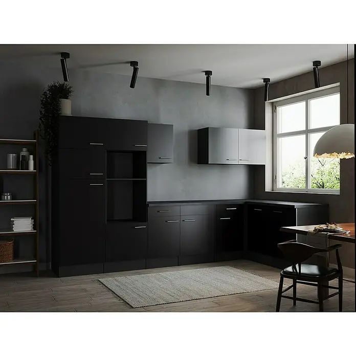 Respekta Olivia Winkelküche - Breite: 340 cm, Schwarz, Ohne Elektrogeräte - Ein moderner Küchenbereich mit schwarzen Schränken, Akzentbeleuchtung und einem hellen Teppich, der eine elegante und funktionale Atmosphäre schafft.
