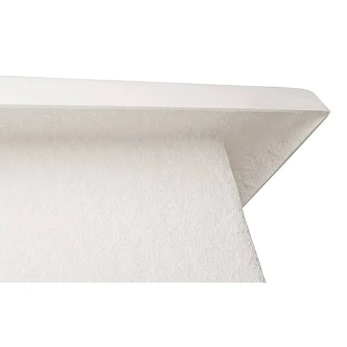 Calmwaters Badewanne Modern Square - Sanitäracryl, Weiß - Nahaufnahme eines weißen Tisches, der die Textur und das Design der Oberfläche hervorhebt.